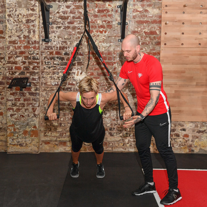 Personal Trainer bei KB Sports Düsseldorf, leitet eine Trainingseinheit für funktionelles Krafttraining und maximale Leistung.